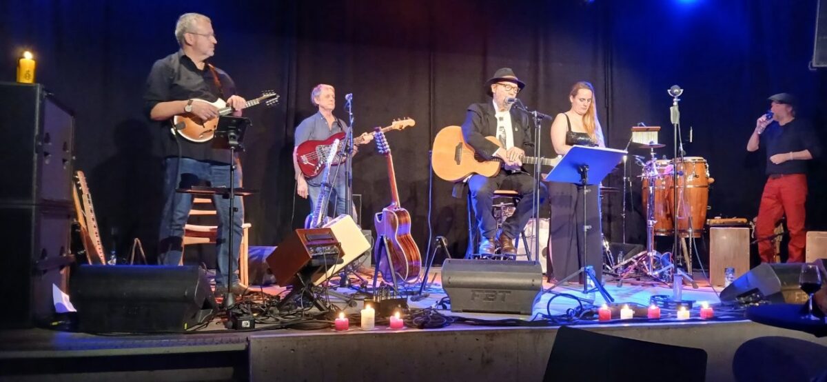 Hugh Featherstone mit Band, Mikrofonen und Intstrumenten auf der Bühne des alten Schlachthofs in Eupen.