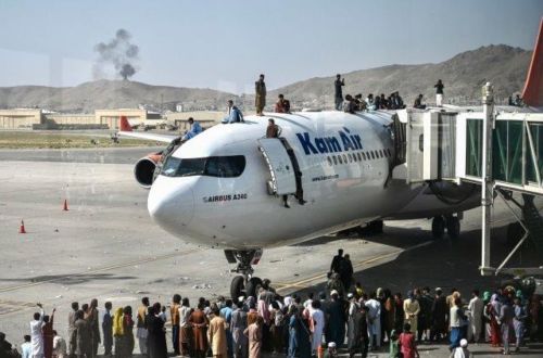 Menschen auf einem Flugzeug in Kabul