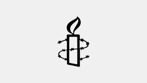 Amnesty-Logo: Schwarze Konturen einer brennenden Kerze, die mit Stacheldraht umwickelt ist
