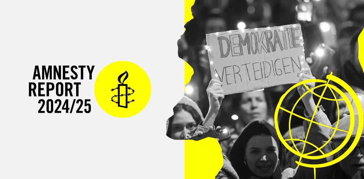 Titelbild "Amnesty Report 2025/25", rechte Seite SW-Foto, Demo mit Lichtern und einer Tafel "Demokratie Verteitigen"
