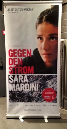 Roll-Up mit Filmplakat zu "Sara Mardini - Gegen den Strom"