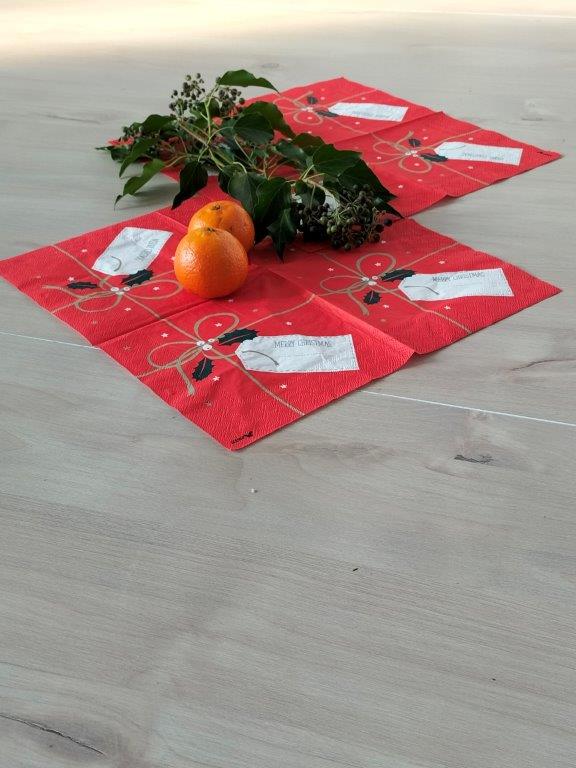 Weihnachtsschmuck mit Ästen und Orangen auf einem Tisch