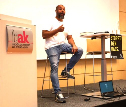 Serge Palasie spricht auf der Bühne bei der Bischöflichen Akademie Aachen