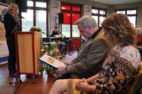 Preisträger Sasan Azodi bei der Preisverleihung des Herbert-Käfer-Preis in der ersten Reihe.