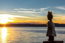 Königinnenfigur von Ralf Knoblauch vor dem Starnberger See