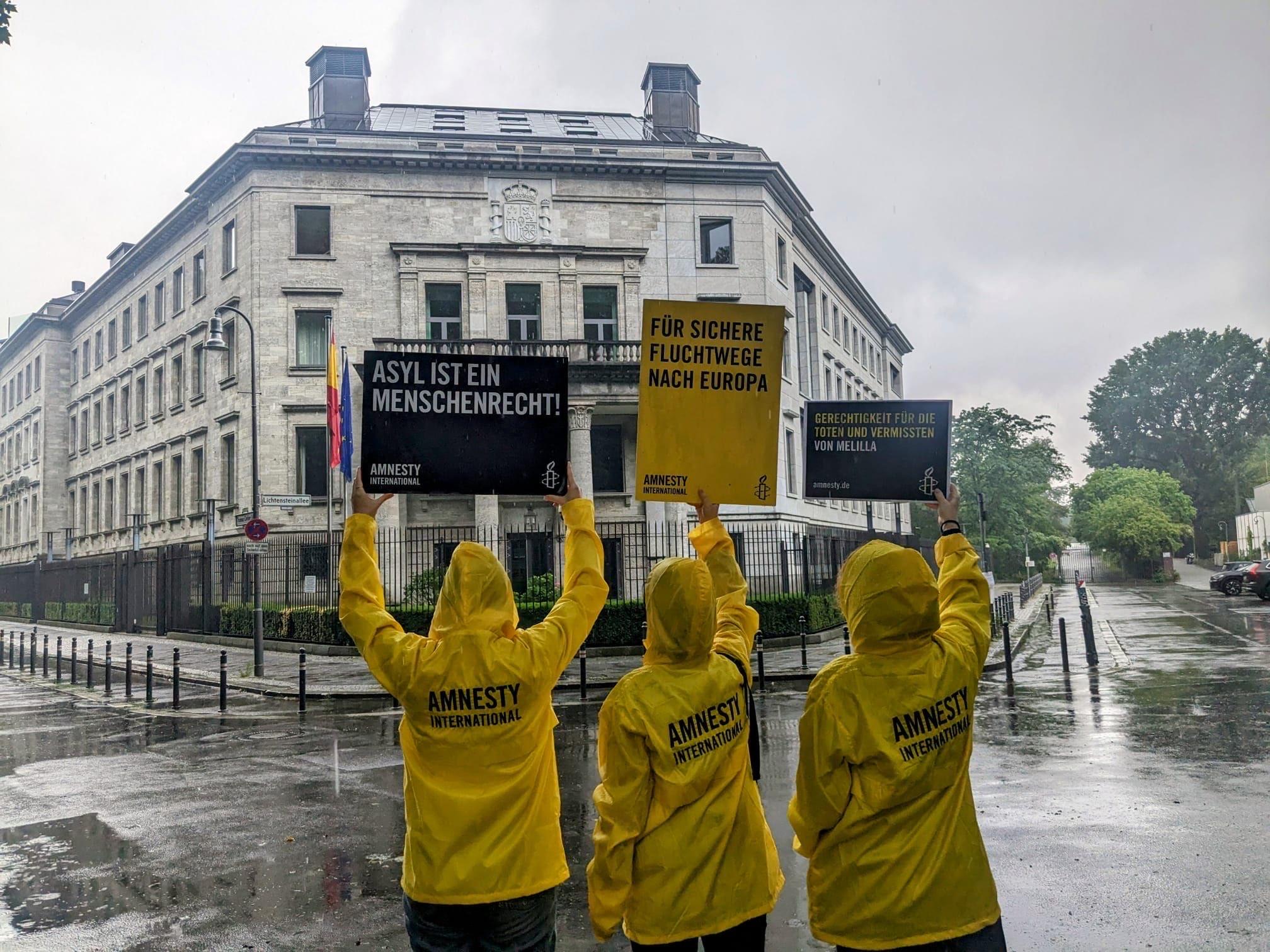 Mitglieder von Amnesty International trotzten am 23. Juni Wind und Wetter und haben in Berlin eine Mahnwache vor der spanischen Botschaft abgehalten.